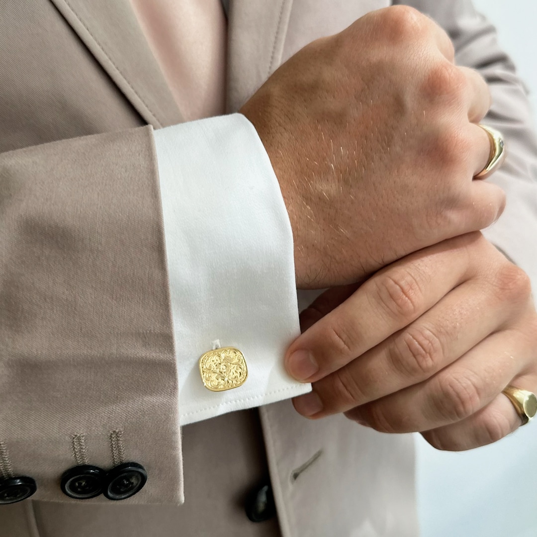 Manschettenknöpfe Gold für Herren, stilvoll getragen von einem Herrn mit Hemd von Juwelier Brandstetter Wien
