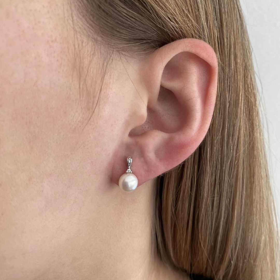 Produktbild Diamant Ohrringe Weißgold mit Perlen getragen Artikelnummer 12577.