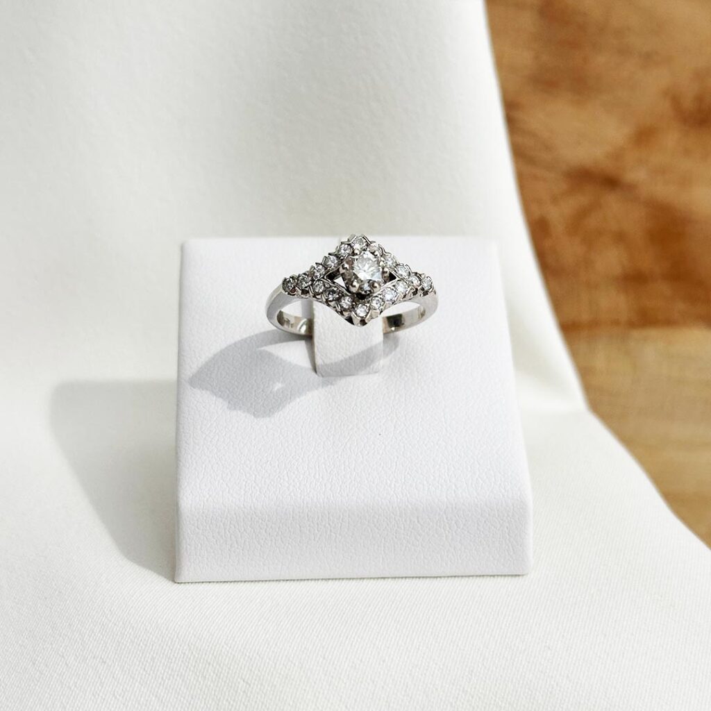 Klassischer Ring aus 585 Weißgold mit insgesamt 0,68ct. Brillanten, erhabenem Mittelstein und umlaufender Brillantfassung, in eleganter Nahaufnahme präsentiert.