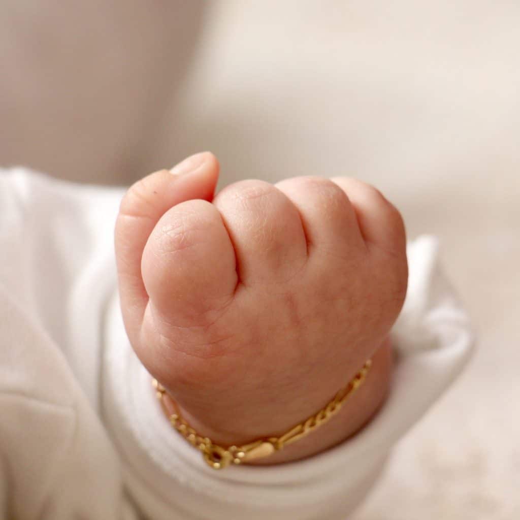 Schildarmbänder für Babys Geschenke zur Geburt Juwelier Brandstetter