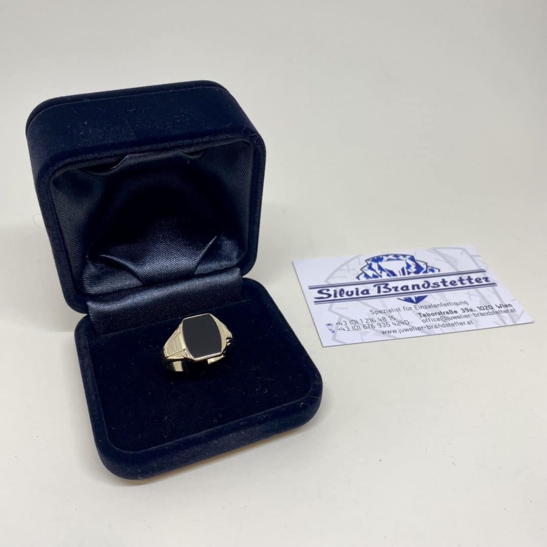 Herren Goldring mit Onyx aus 585 Gelbgold Ring in schwarzem Etuis Juwelier Brandstetter Wien Herrenschmuck Herrengoldringe