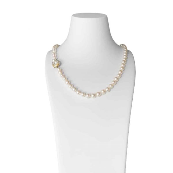 Perlenschmuck, Perlenkette PX-114 klassische Perlenkette mit 47cm Länge, mit einer 585 Gold- Weißgold bicolor Schließe Produktbild auf Büste Juwelier Brandstetter Wien