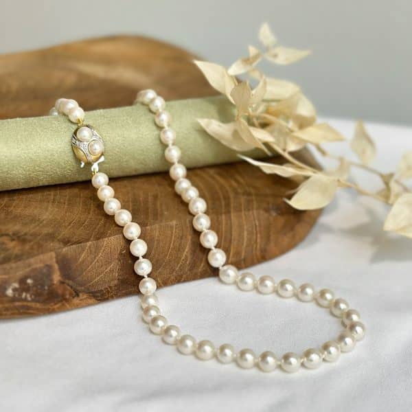Klassische Perlenketten Akoya Perlen mit Gold- und Weißgoldschließe mit Perlen liegend PX-114-B
