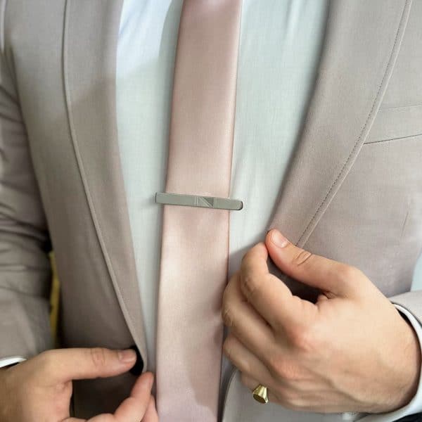 Krawattenschieber aus 925 Silber, getragen von einem Herren, Herrenschmuck, Herren-Accessoires Juwelier Brandstetter Wien