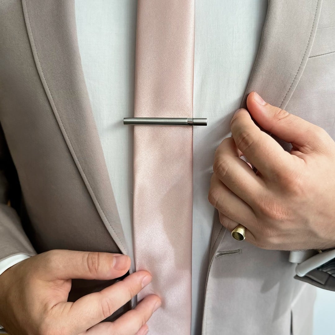 Krawattenklammer Edelstahl, Herrenschmuck, Herren-Accessoires, getragen von einem eleganten Mann, Juwelier Brandstetter Wien