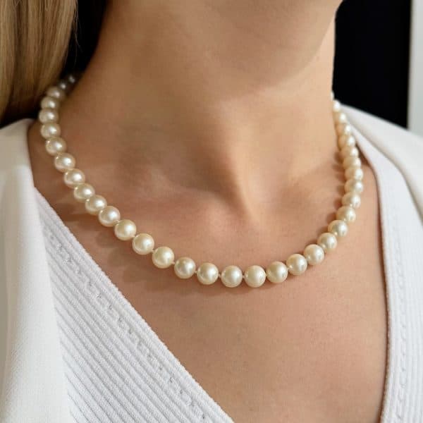 Klassische Perlenkette PX-116 getragen