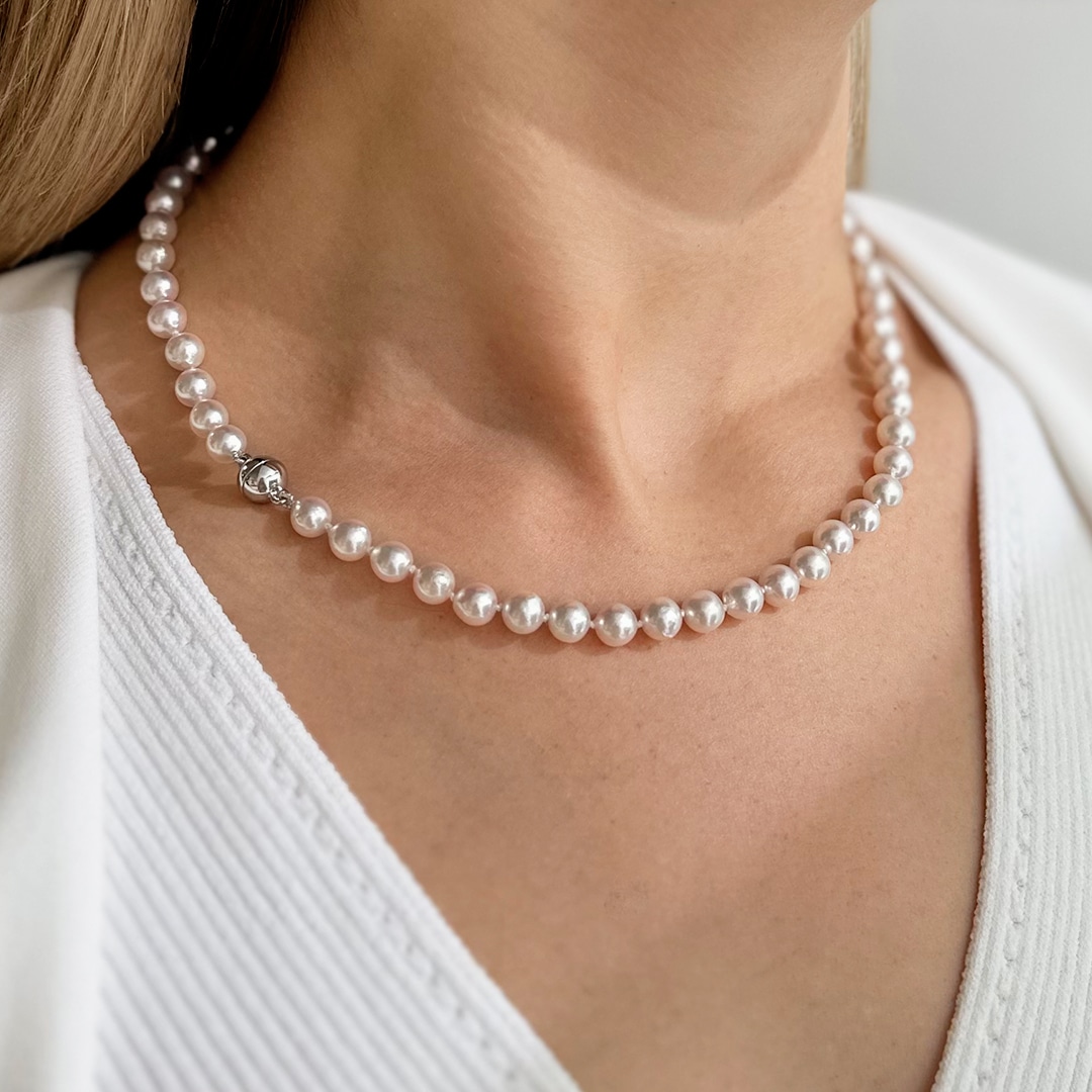 Klassische Perlenkette PX-15878 getragen
