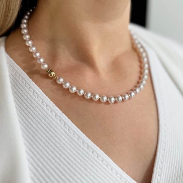 Klassische Perlenkette PX-15879 getragen, Perlenketten für Damen, Perlenschmuck Juwelier Brandstetter Wien