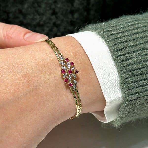 Gelbgold Goldarmband mit Diamanten und Rubin Diamantarmbänder von Juwelier Brandstetter in Wien