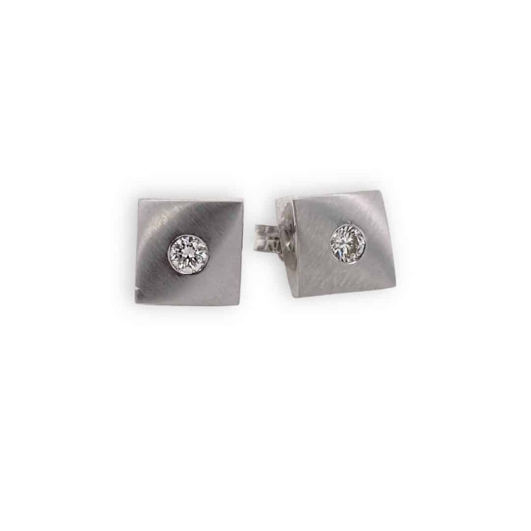 Diamantohrringe Diamantohrschmuck Weißgold Ohrringe mit Diamanten eckig mattierte Oberfläche Produktfoto Juwelier Brandstetter Wien