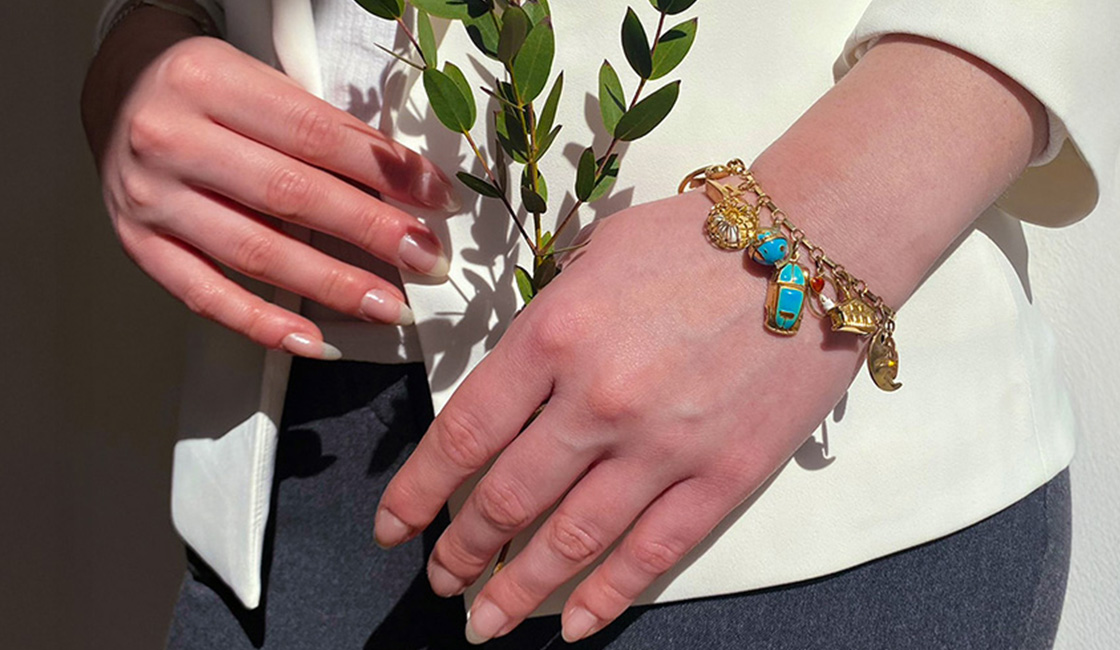 Frau mit Bettelarmband am Handgelenk