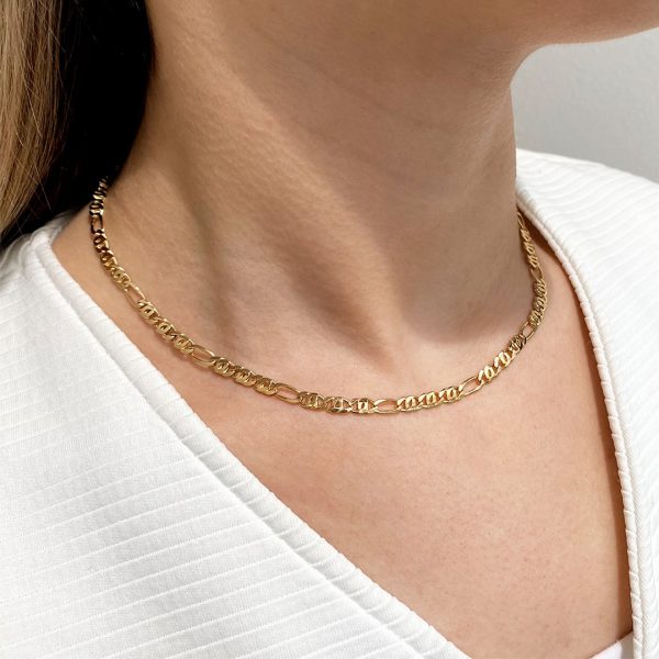 Elegante 44cm lange Goldkette für Damen mit klassischem Fantasiemuster, getragen von einer stilvoll gekleideten Dame. Zeitlose Goldkette für besondere Anlässe und den Alltag. Artikelnummer 15709