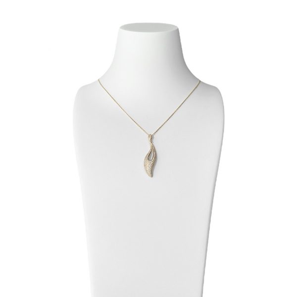 Geschwungener Anhänger aus Gelbgold, vollständig mit funkelnden Diamanten besetzt. Elegantes Produktfoto auf einer Schmuckbüste vor weißem Hintergrund.