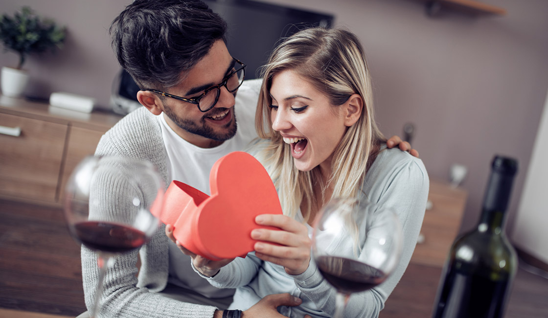 Pärchen beim Schenken eines Valentinstags-Geschenks