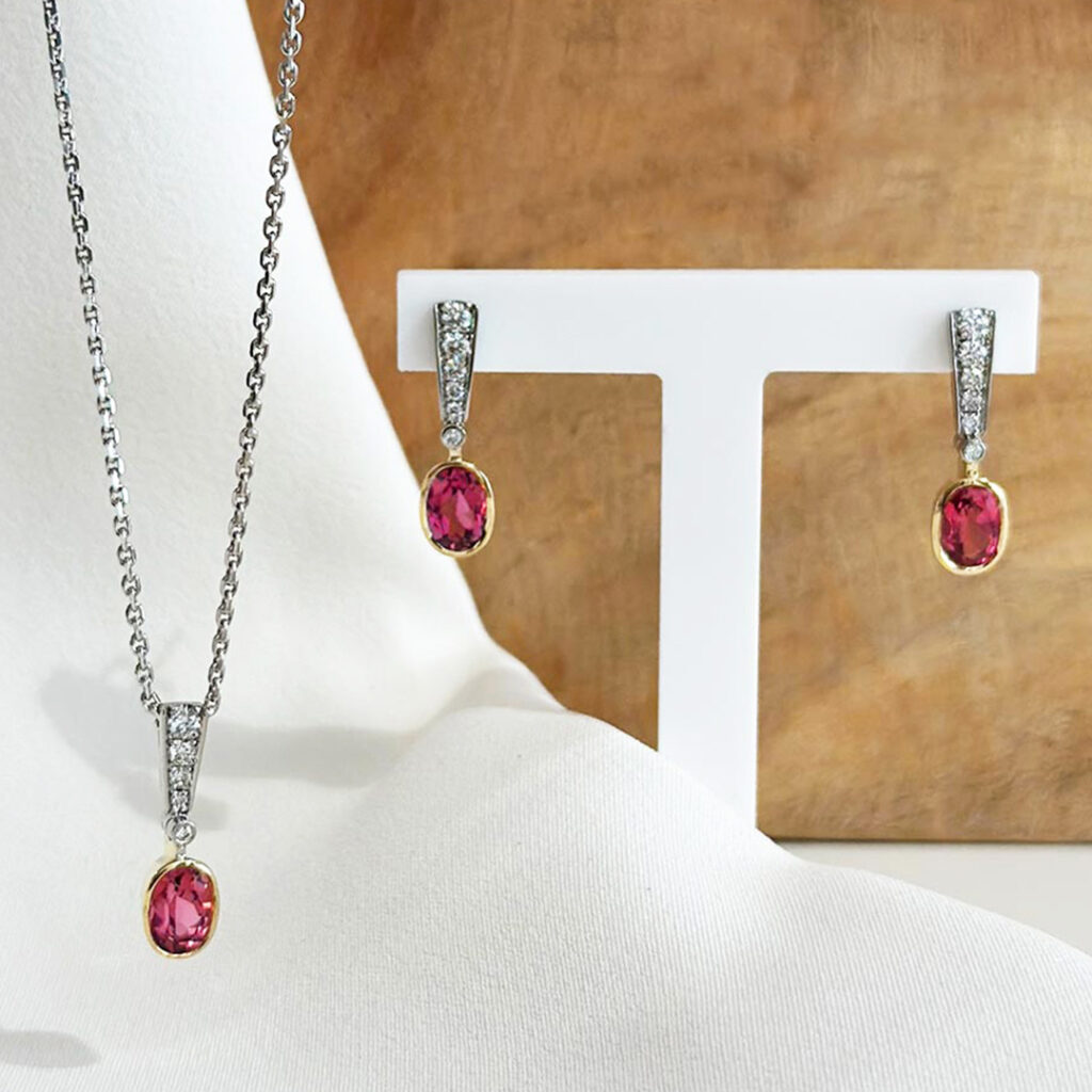 Schmuckgarnitur mit Diamant und Rubin Ohrringe und Halskette mit Anhänger