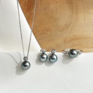 Schmuck-Garnitur aus Perlen und Diamanten