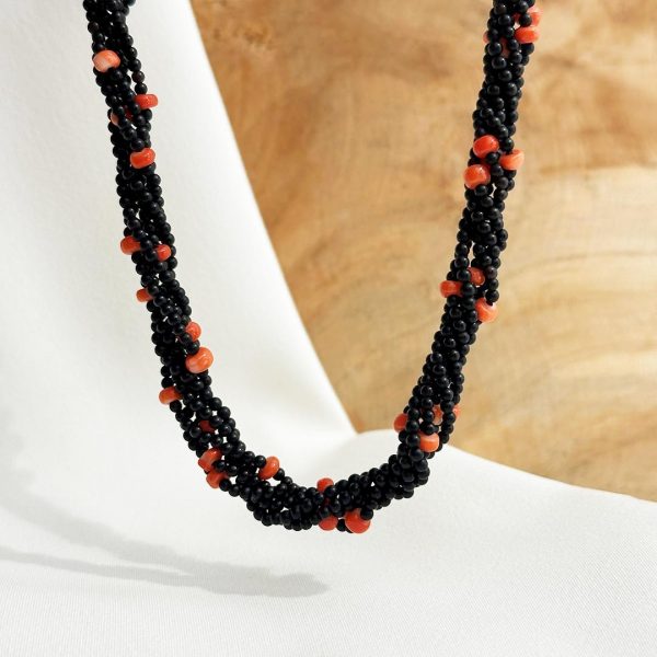 mehrreihige Kette mit Onyx und Koralle
