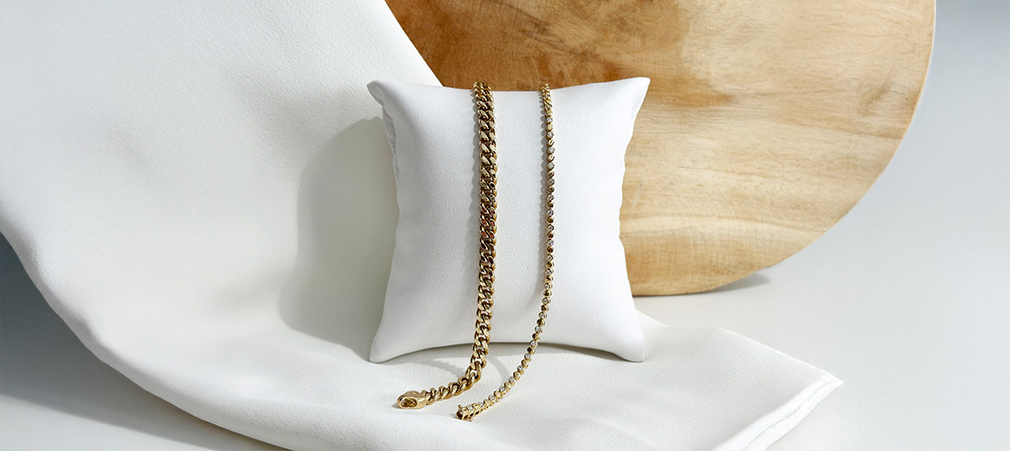 Armschmuck aus Gold von Juwelier Brandstetter Wien