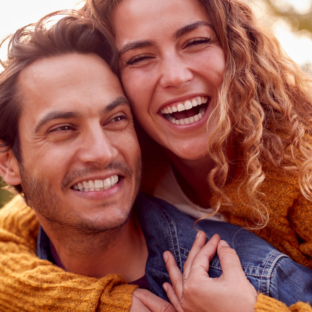 Geschenke zum Hochzeitstag glückliches Pärchen