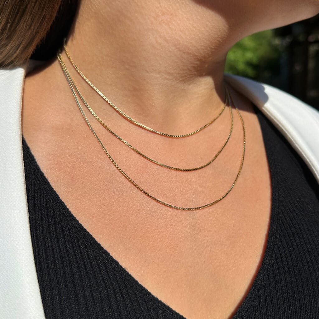 Kind trägt unterschiedlich lange Kettenlängen Goldketten für Kinder von Juwelier Brandstetter in Wien