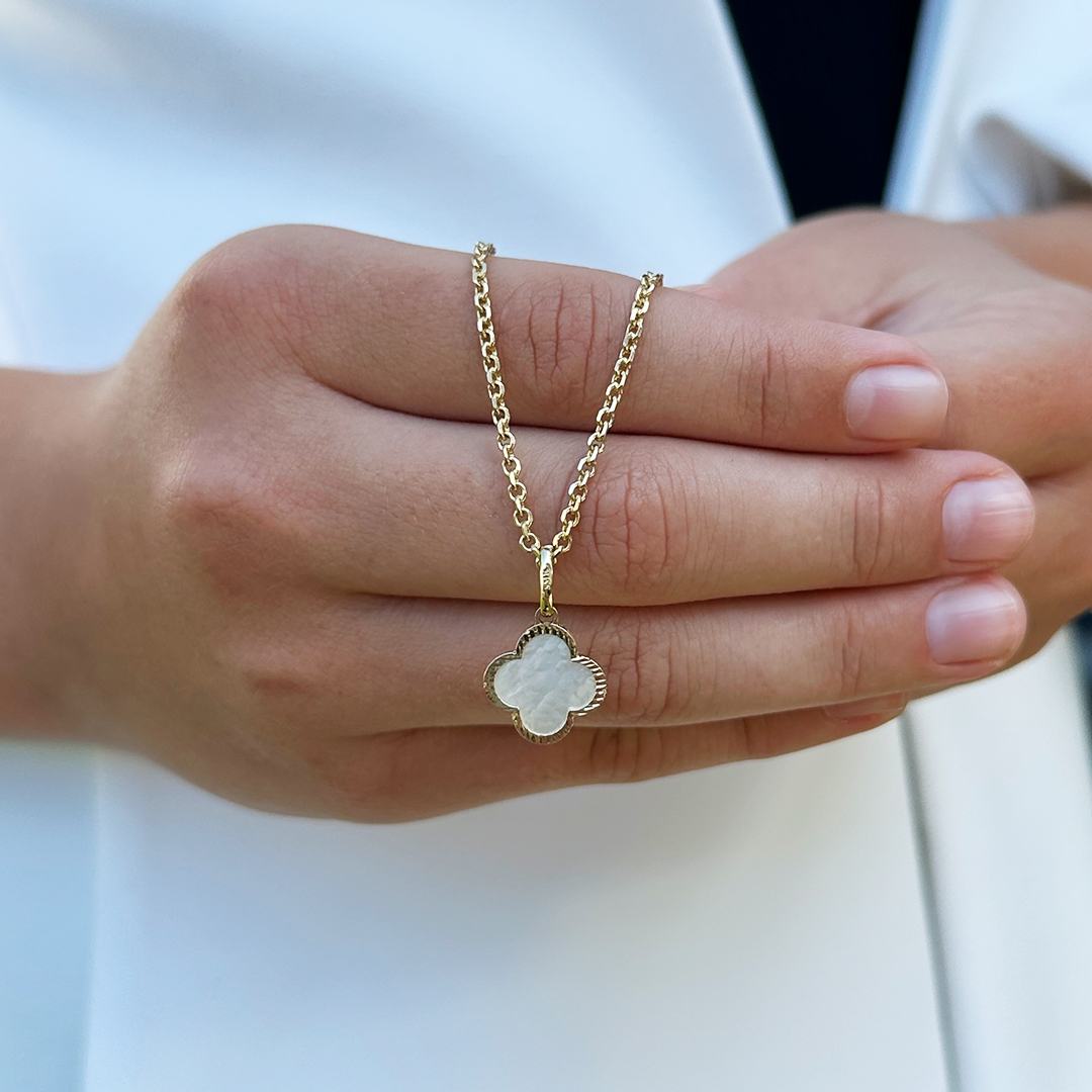 Kinderschmuck aus Gold Kinderhände halten eine Kinderkette