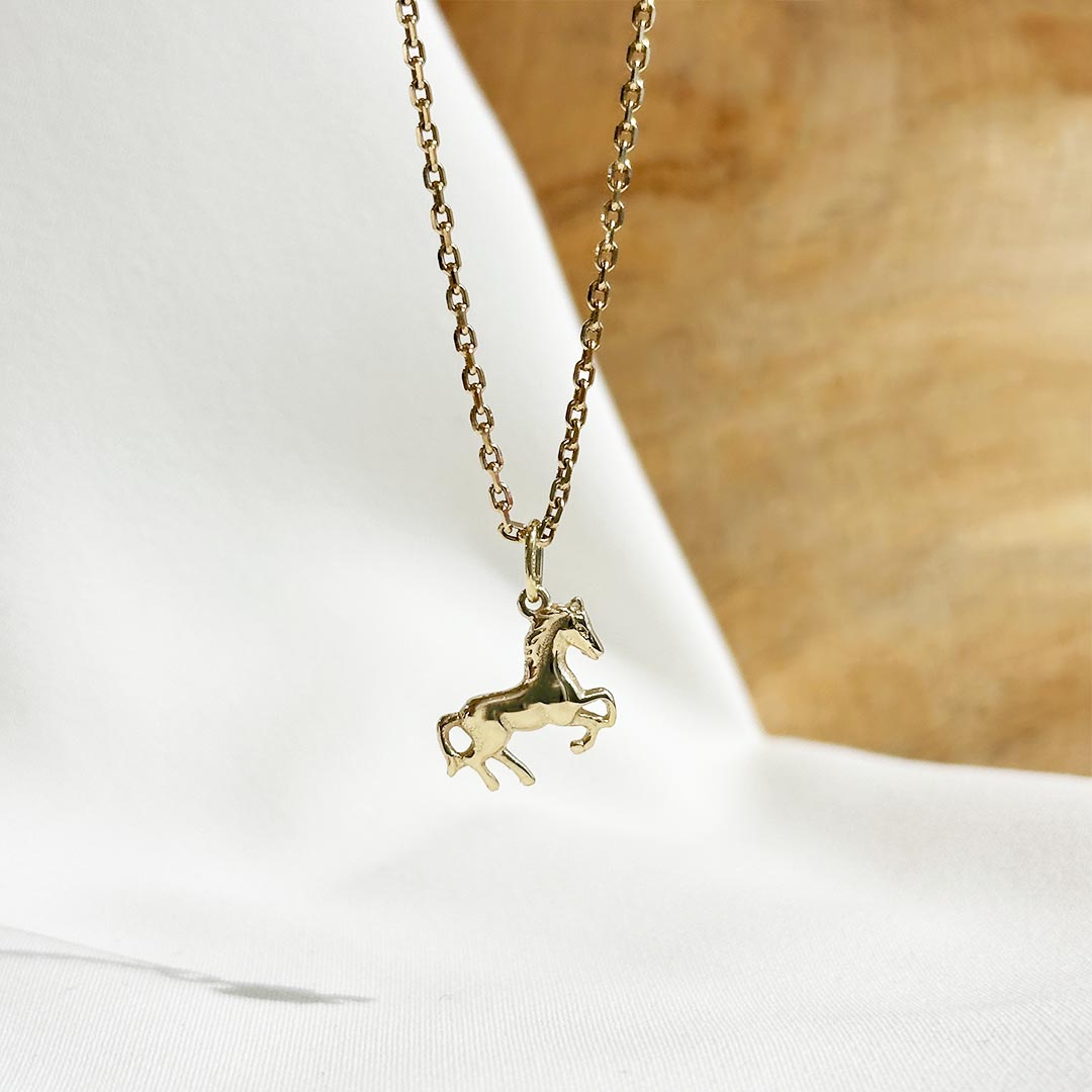 Kinderschmuck aus Gold eine Kinderkette mit Pferdanhänger