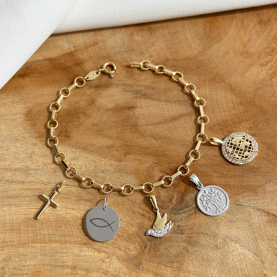 Geschenke zur Erstkommunion Bettelarmband mit Anhängern Kreuz, Gravurplatte, Friedenstaube, Lebensbam, Weltkugel