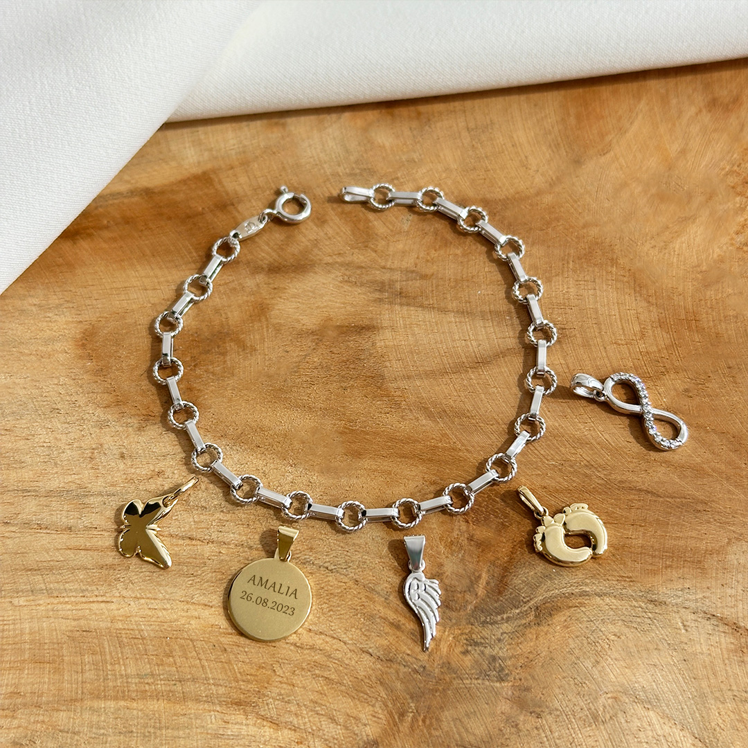 Bettelarmband Geschenke zur Geburt Baby mit Anhängern Schmetterling, Gravurplatte, Flügel, Babyfüße, Unendlichkeitszeichen