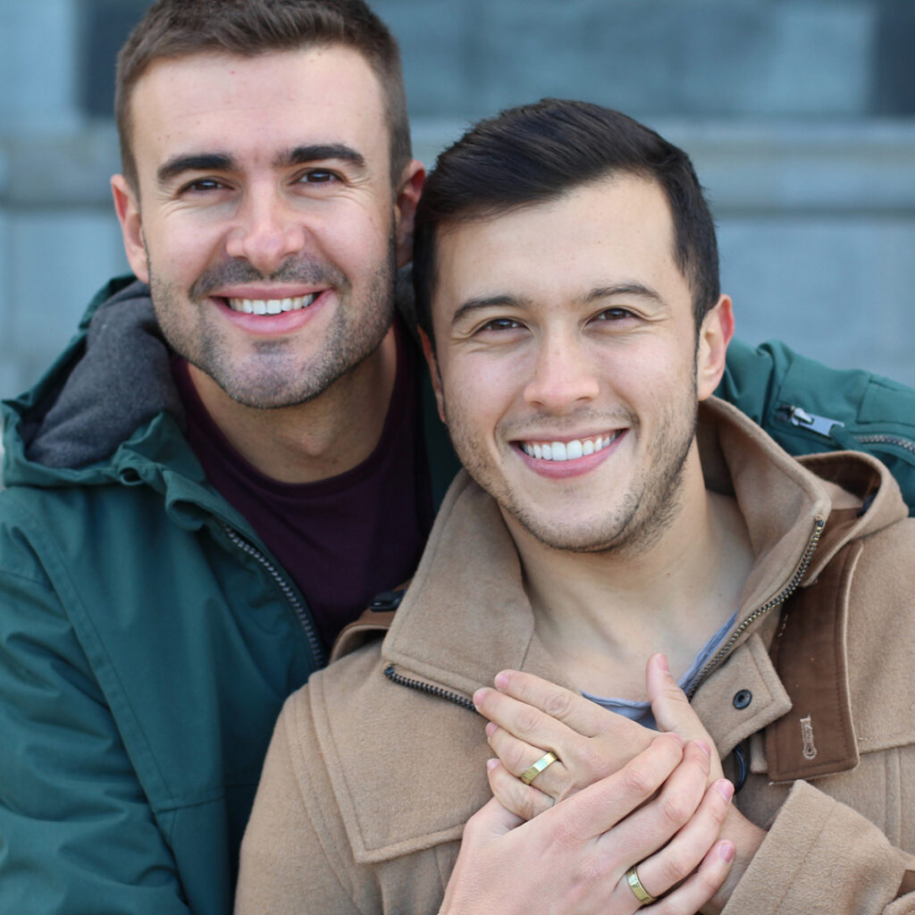 Zwei verliebte Männer mit Goldringen am Finger