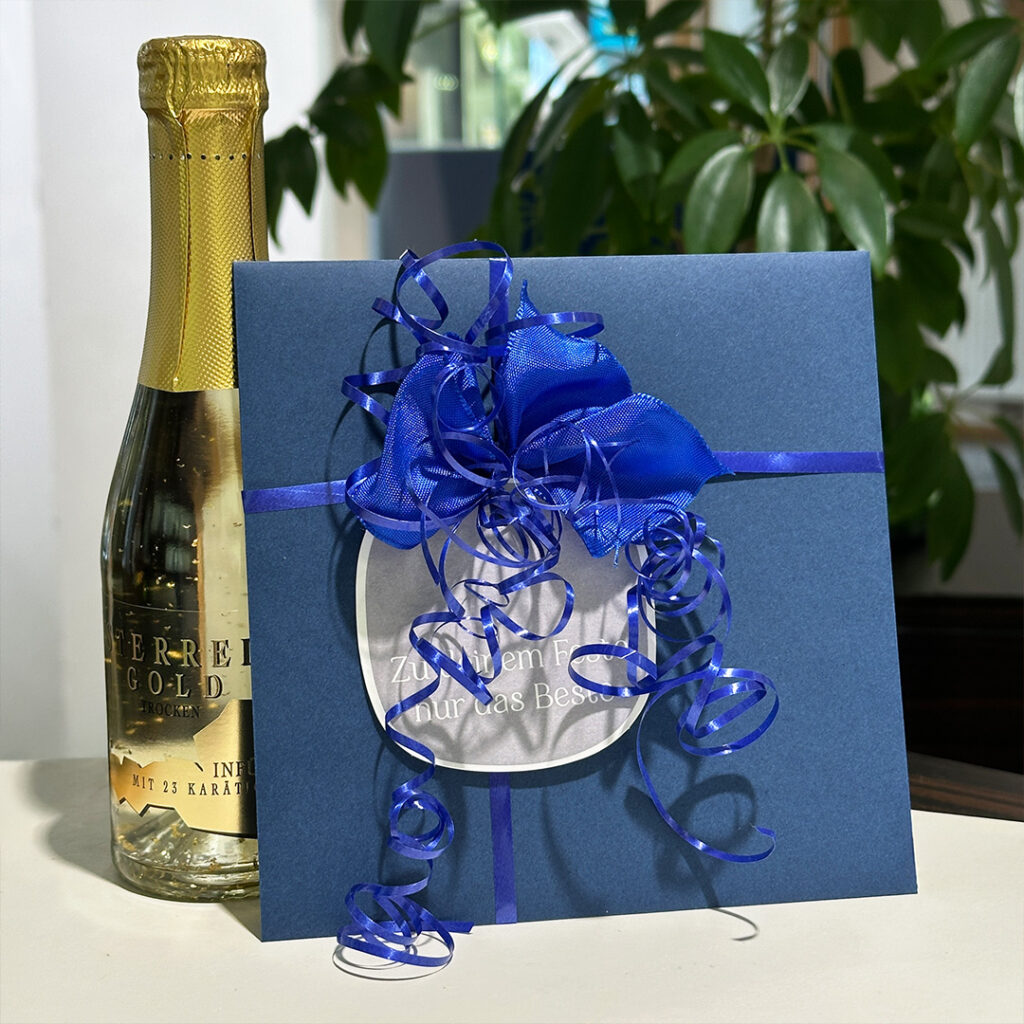 Juwelier Gutschein verpackt mit einer Flasche Sekt