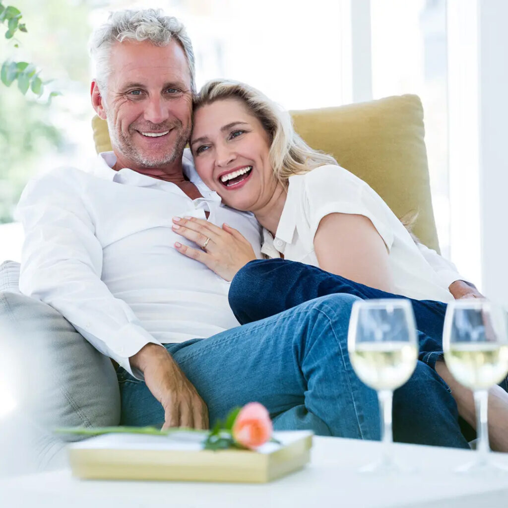 Perlenhochzeit glückliches kuschelndes Ehepaar