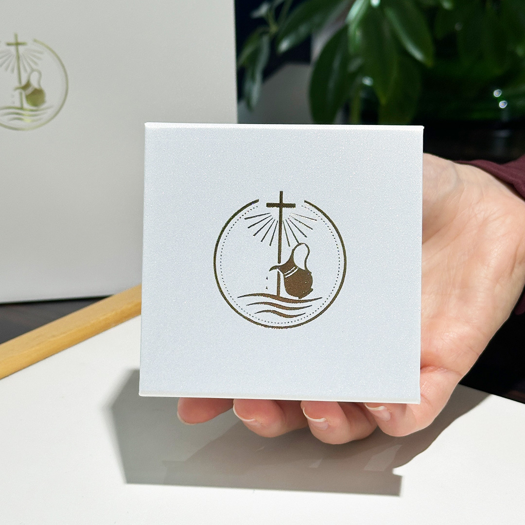 Liebevolle Verpackung für Taufschmuck von Juwelier Brandstetter in Wien