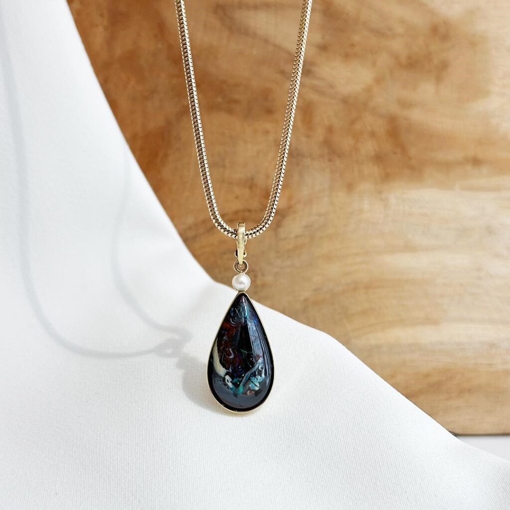 Yowah Matrix Opal Anhänger (10,8ct) in 585 Gelbgold mit Clip-Koulant, an einer Schlangenkette in klarer Frontansicht präsentiert, mit Fokus auf das charakteristische Farbspiel des Opals.