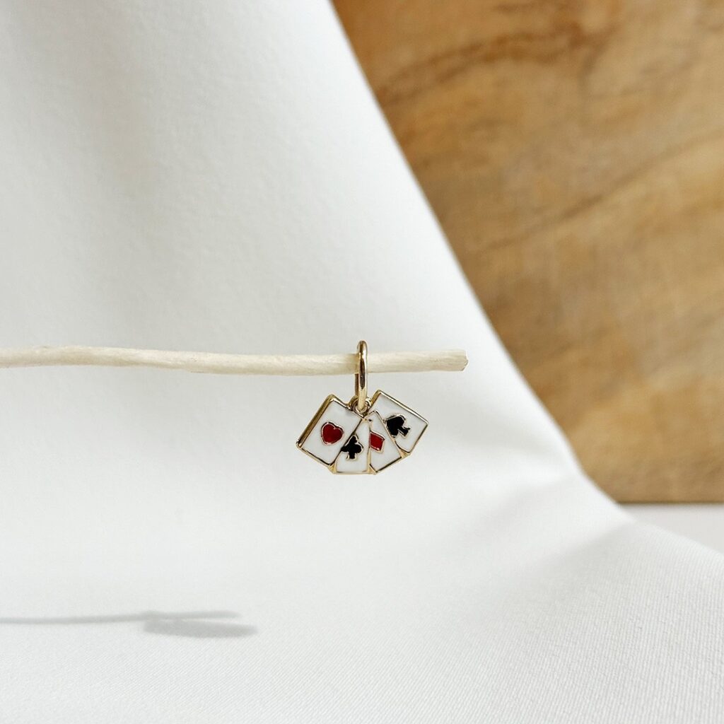 Spielkarten-Anhänger aus 585 Gelbgold in 14x8mm Größe, detailreich gestaltet und elegant in Nahaufnahme präsentiert.