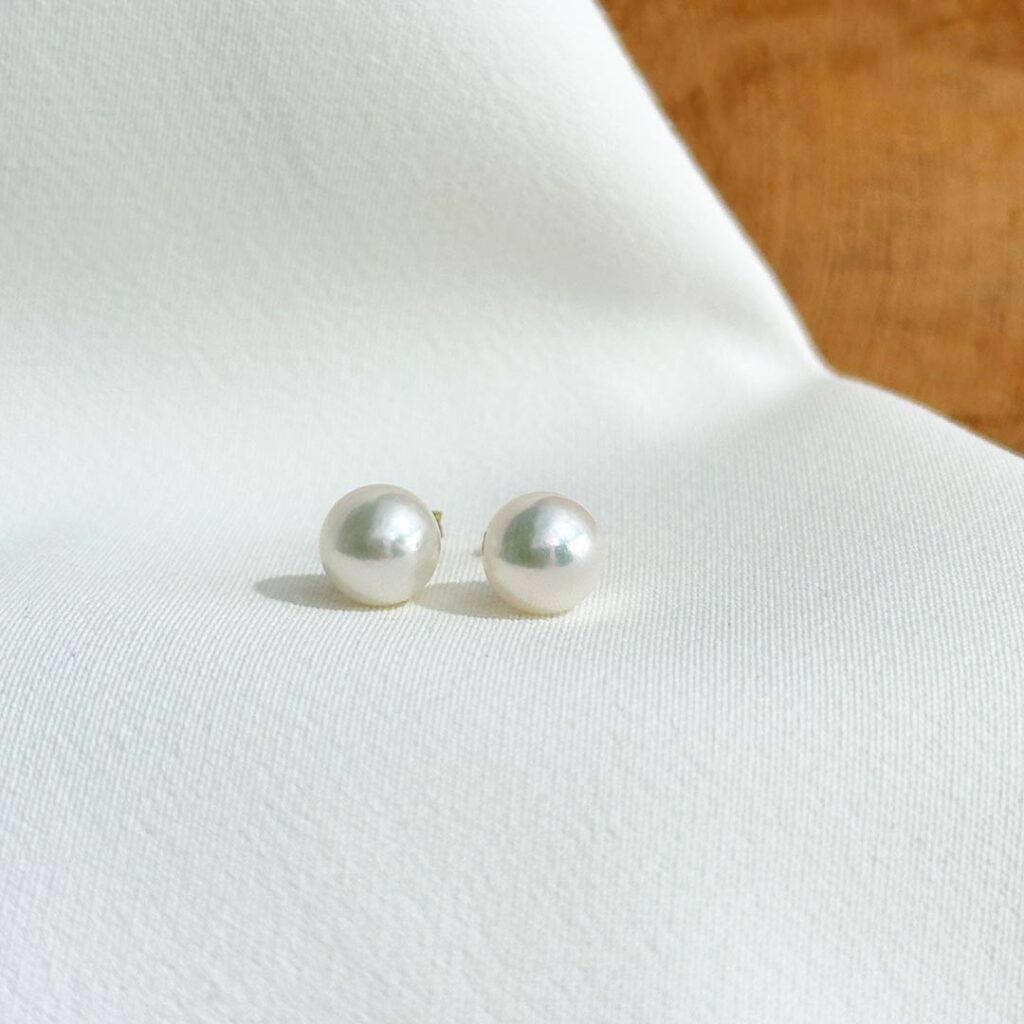 Akoya-Perlenohrstecker aus 585 Gelbgold mit 8mm Perlen in klassischer frontaler Ansicht.