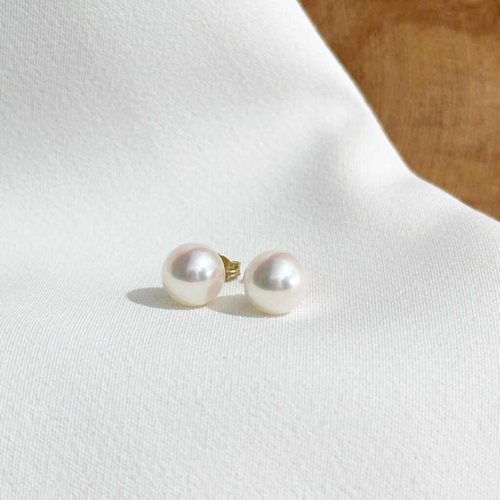 Akoya-Perlenohrstecker aus 585 Gelbgold mit 8mm Perlen in klassischer, frontaler Ansicht.