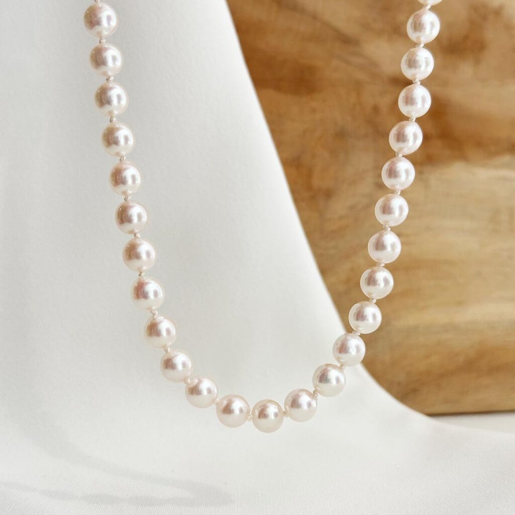 48cm lange Akoyaperlenkette mit 6–6,5mm großen Perlen und schlichter Eleganz, klassisch präsentiert.