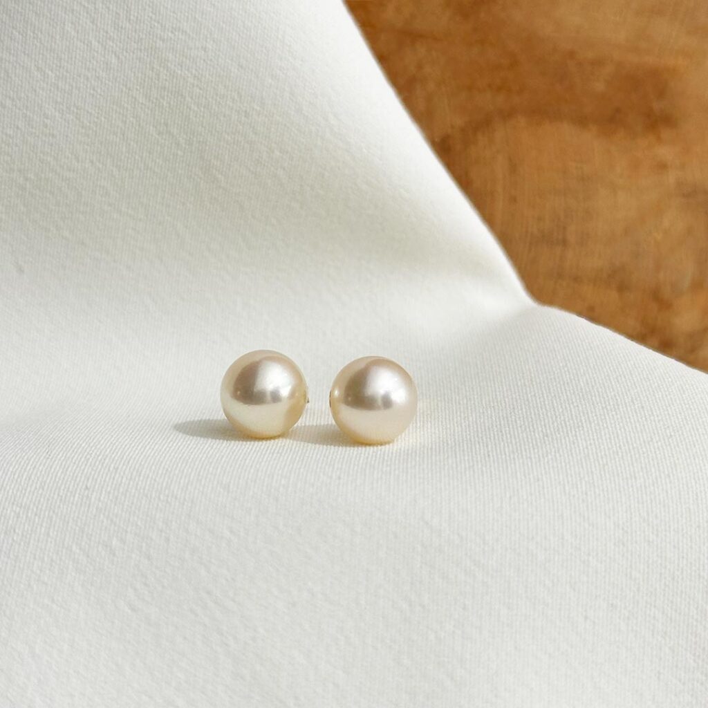 Akoya-Perlenohrstecker aus 585 Gelbgold mit 8,5mm Perlen, frontal aufgenommen, klarer Blick auf die runde Form und den sanften Lüster.