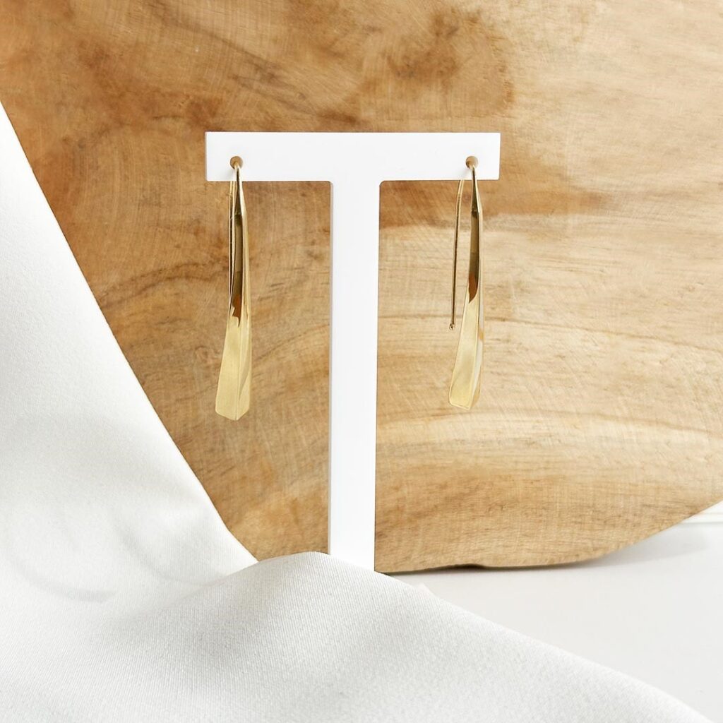 Schlichte 4,5cm lange Ohrhaken aus 585er Gelbgold in puristischem Design, von vorne gezeigt, mit feiner, eleganter Linienführung und zurückhaltender, stilvoller Ausstrahlung.