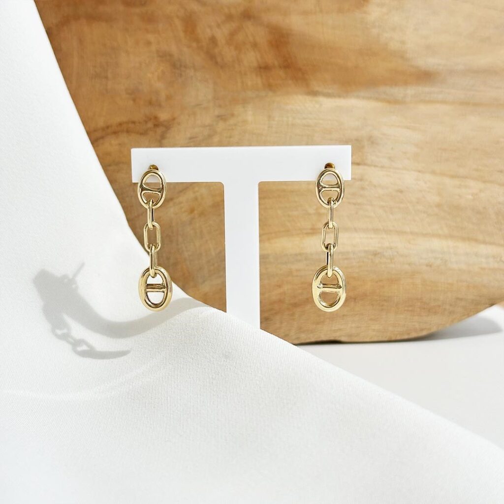 Elegante 30mm lange Ohrringe aus 585er Gelbgold mit weich geformten, ovalen Gliedern und dezent unterteilten Elementen, die sanft schwingen und eine raffinierte, leichte Wirkung erzeugen.