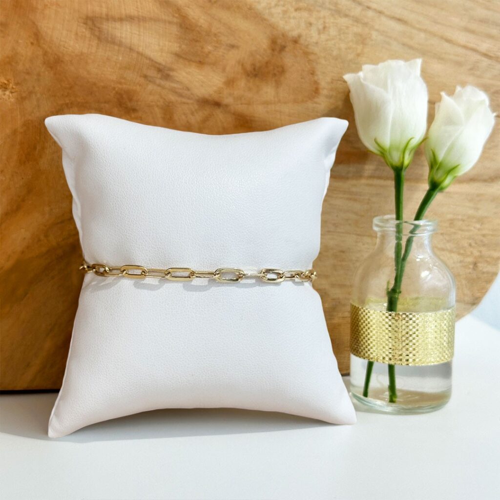 19cm langes Paperclip-Armband aus 585 Gelbgold mit 4mm breiten, länglichen Gliedern; filigran und modern arrangiert, sodass die klare Linienführung und das elegante Design deutlich erkennbar sind.