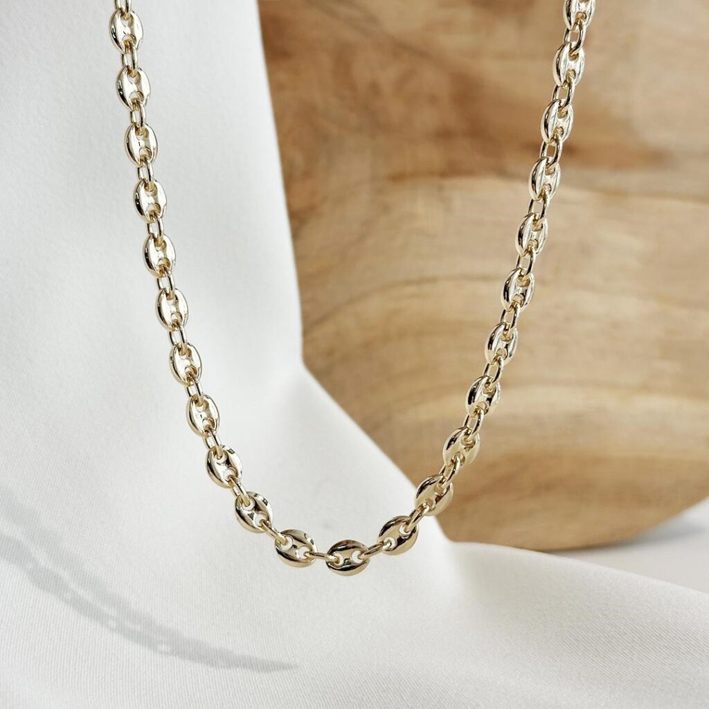 Marine-Kette aus 585 Gelbgold mit 4,6mm breiten ovalen Gliedern und Mittelsteg, 50cm lang, massiv und markant in eleganter Nahaufnahme dargestellt.