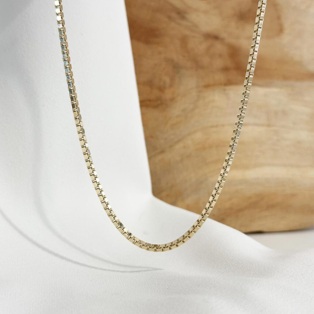 Venezianerkette aus 585 Gelbgold mit präzise gearbeiteter, kantiger 2,1mm Gliederstruktur und 50cm Länge, elegant in Nahaufnahme dargestellt und als vielseitiger Klassiker präsentiert.