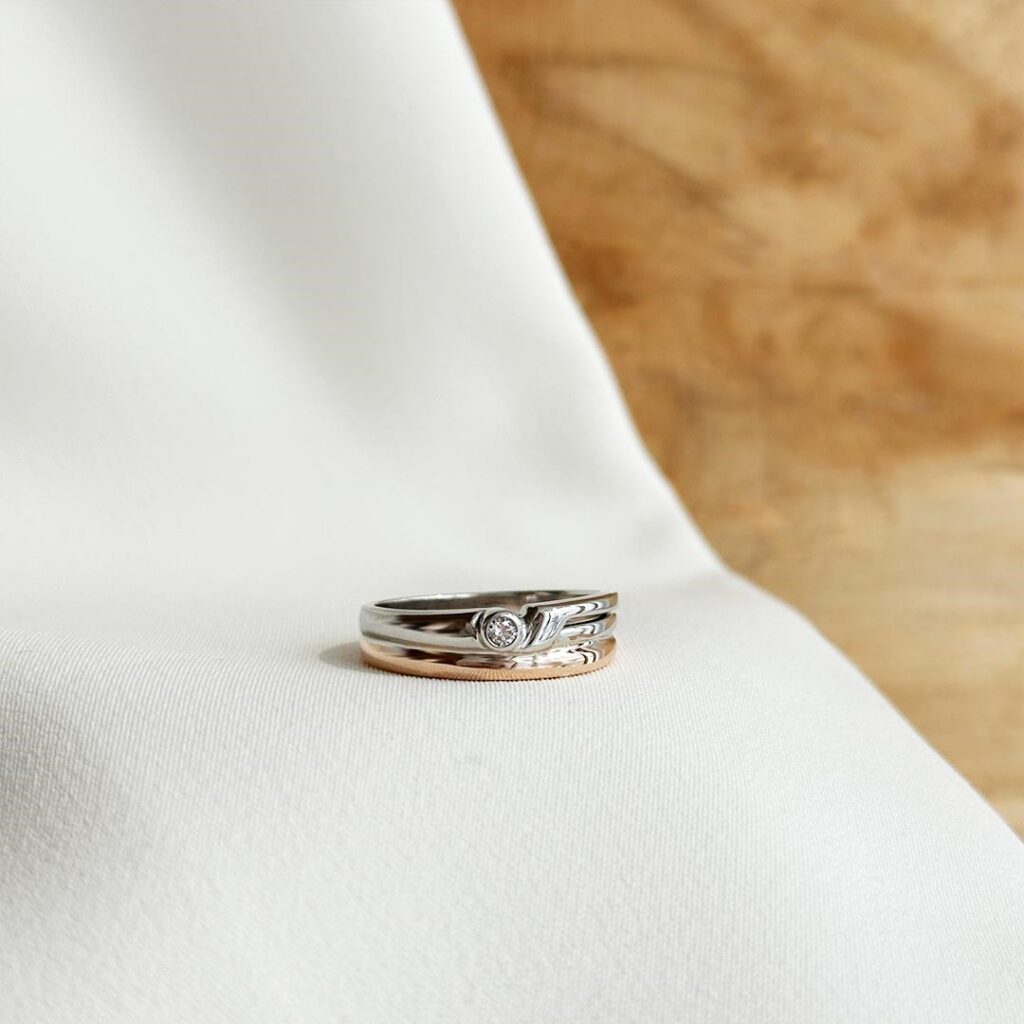 Ring aus 585 Weiß- und Roségold mit kleinem 0,04ct. Brillanten, zweifarbig gestaltet und in eleganter Nahaufnahme präsentiert.