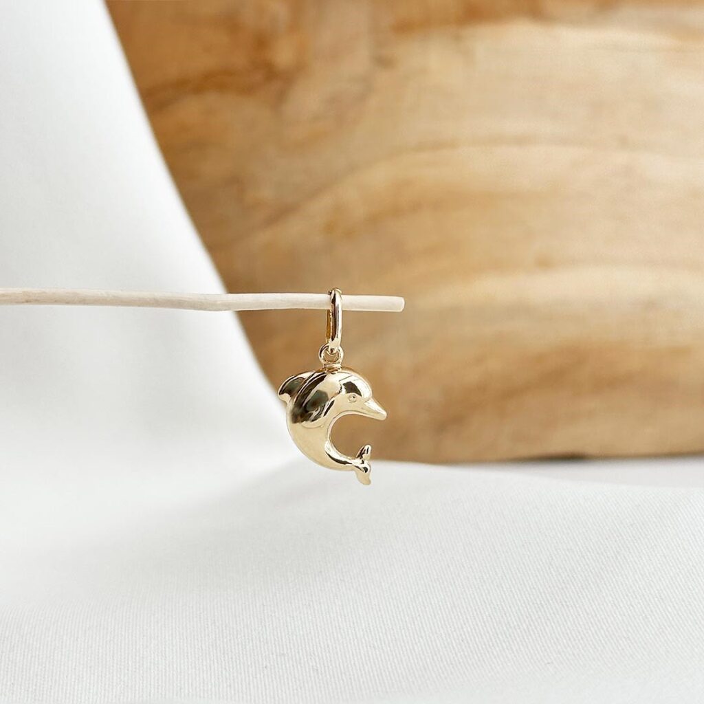 Delfin-Anhänger aus 585 Gelbgold, 15mm groß, detailreich gearbeitet und in eleganter Nahaufnahme gezeigt.