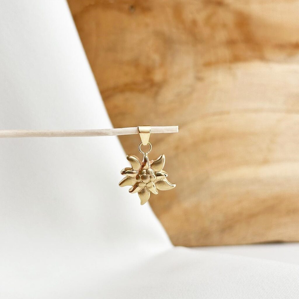 Edelweiß-Anhänger aus 585er Gelbgold mit feinen Details, in eleganter Nahaufnahme dargestellt.