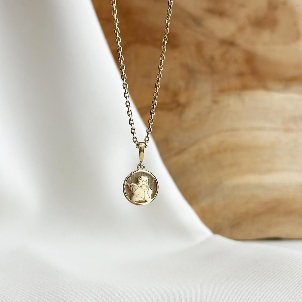 Runder Schutzengel-Anhänger aus 585 Gelbgold, 11mm Durchmesser, mit poliertem Engel auf mattiertem Hintergrund und markantem Rand, in eleganter Nahaufnahme gezeigt.