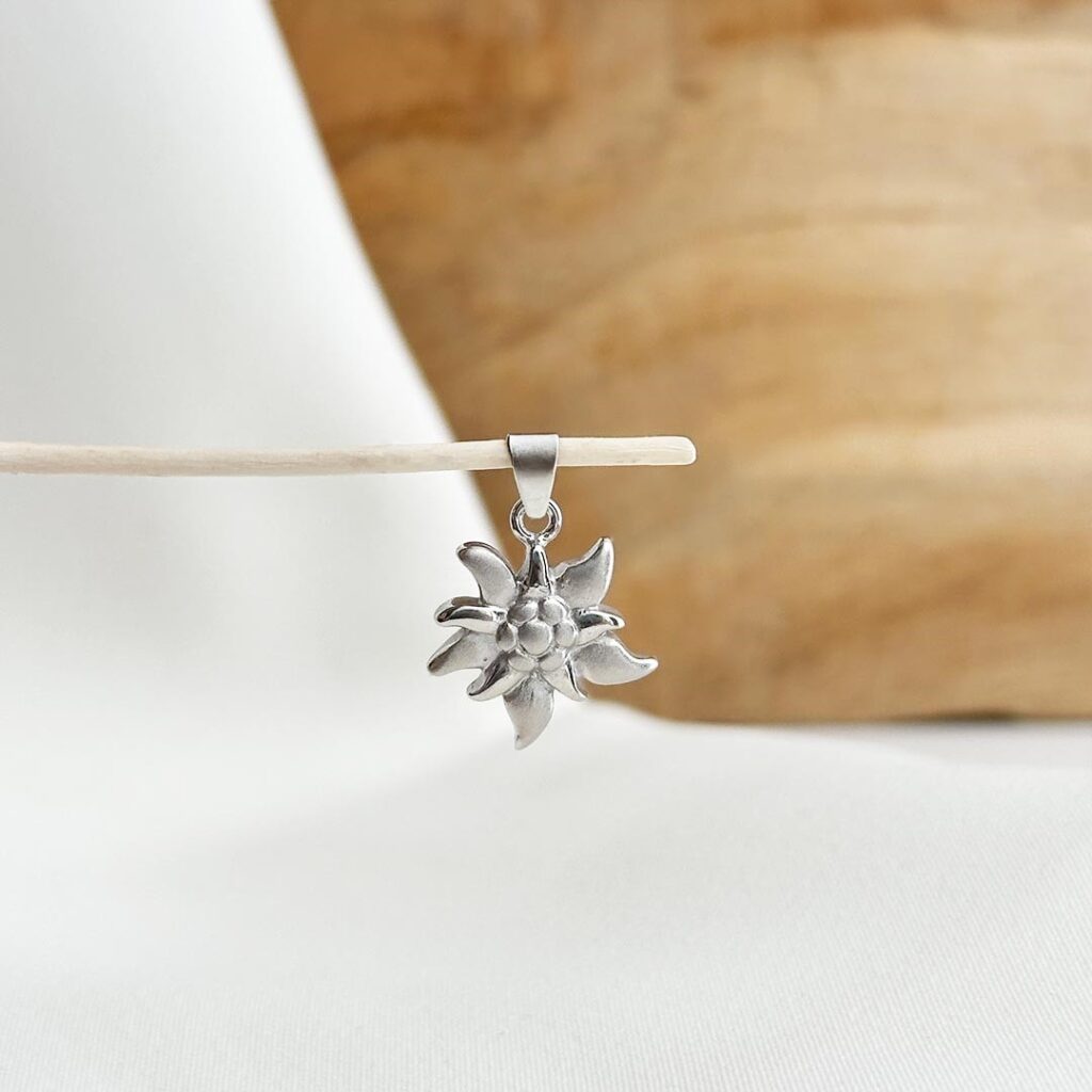 Edelweiß-Anhänger aus 585er Weißgold mit feinen Details, in eleganter Nahaufnahme präsentiert.