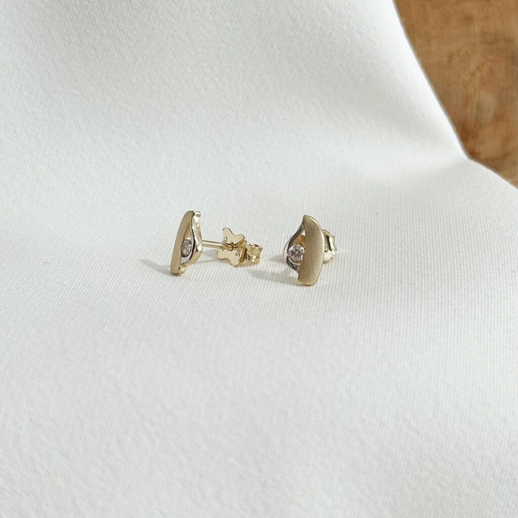 Zirkonia-Ohrstecker aus 585er Weiß- und Gelbgold, 8mm groß, mit mattierter Oberfläche, poliertem Weißgold-Akzent und mittigem farblosem Zirkonia, in eleganter Nahaufnahme gezeigt.