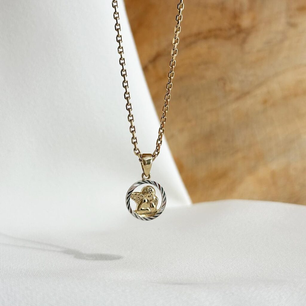 Schutzengel-Anhänger aus 585 Gelb- und Weißgold, 10mm groß, mit goldfarbenem Engel vor ausgeschnittenem Hintergrund und fein strukturiertem, strahlenförmigem Weißgold-Rahmen, in eleganter Nahaufnahme präsentiert.